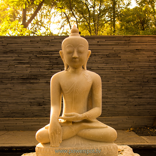 プネー，コレガオンパーク OSHO瞑想リゾート入口に置かれた大理石の仏陀像　2015.12.29撮影